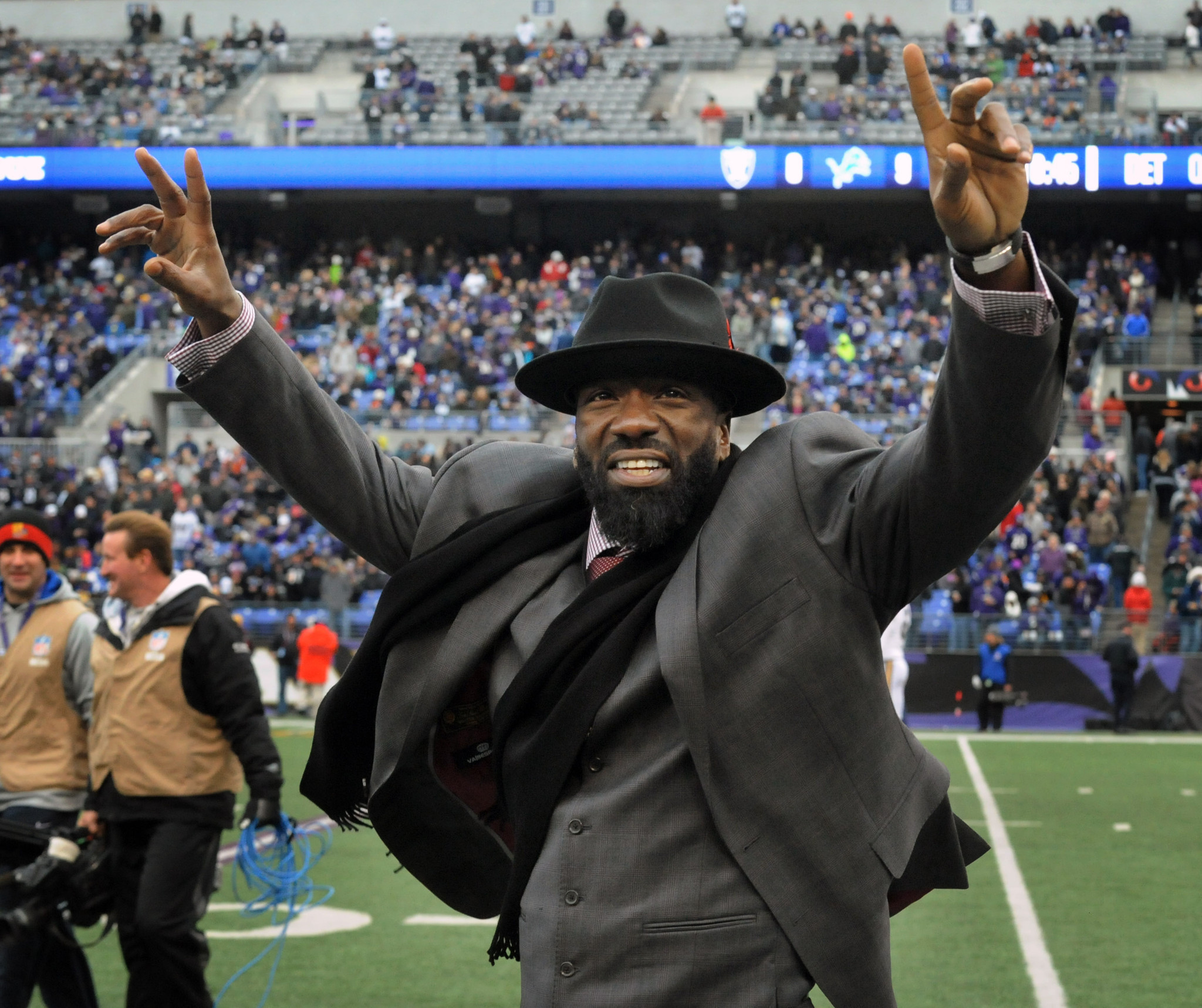 bal-emotional-ed-reed-revels-in-ravens-ring-of-honor-induction-20151122